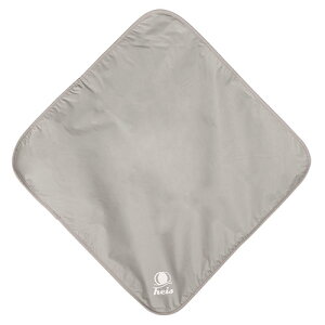 耐久性の高い撥水・透湿機能つきラップクッション 「heis (ヘイス) 撥水・透湿ラップクッション」は、カメラやレンズ、タブレット、双眼鏡などを包んでゴムで留めるだけで、機材をキズや