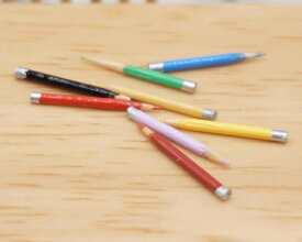 ミニチュア 色鉛筆 8色セット 1/12 カラフル ドールハウス 文房具 ドール用 置物 ブライス OB11 BJD かわいい アクセサリー 雑貨 インテリア 小物 ディスプレイ DIY 机 書斎 学習 勉強 お絵描き テーブル小物 オブジェ カフェ 雑貨店 展示用 コレクション
