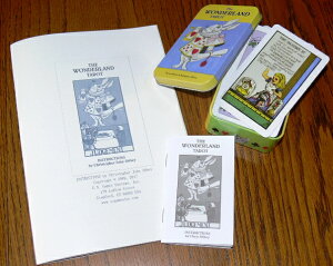 y肢t^bgJ[hzsvc̍̃AX̃_[hE^bg/The Wonderland Tarot in a Tin