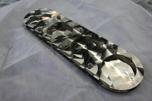 エアースペンサー ホルダー 4連 車内芳香剤 ステンレスアート G1 ウロコ 鏡面 台座 ベース 車内 自動車用品 トラック用品 カー用品 カスタムパーツ 内装パーツ ステンレス製 オリジナル 機能