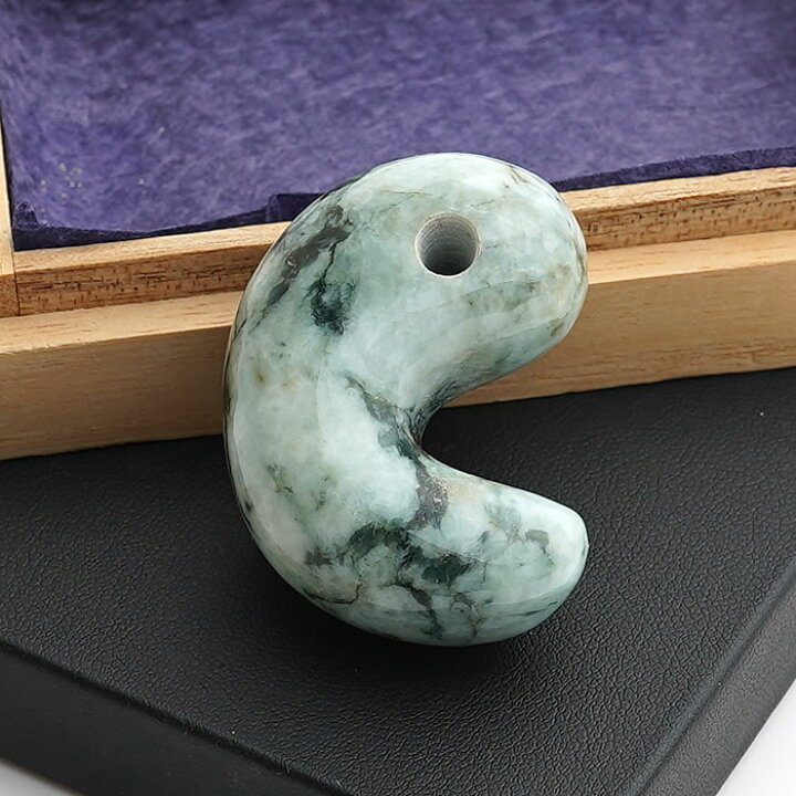 楽天市場】【一点物】【希少】糸魚川翡翠 勾玉 ペンダントトップ  