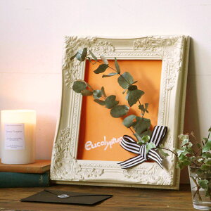 アンティークスタイルフレーム 小 アイボリー 1個背面板もガラス面もないフレームのみなので、使い道が豊富。フラワーアレンジメントやウェルカムボード、アクセサリーの展示やDIY素材と