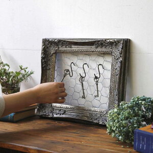 アンティークスタイルフレーム 小 シルバー 1個背面板もガラス面もないフレームのみなので、使い道が豊富。フラワーアレンジメントやウェルカムボード、アクセサリーの展示やDIY素材とし