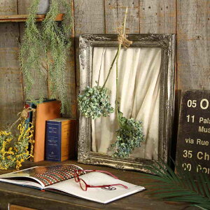 アンティークスタイルフレーム 大 シルバー 1個背面板もガラス面もないフレームのみなので、使い道が豊富。フラワーアレンジメントやウェルカムボード、アクセサリーの展示やDIY素材とし