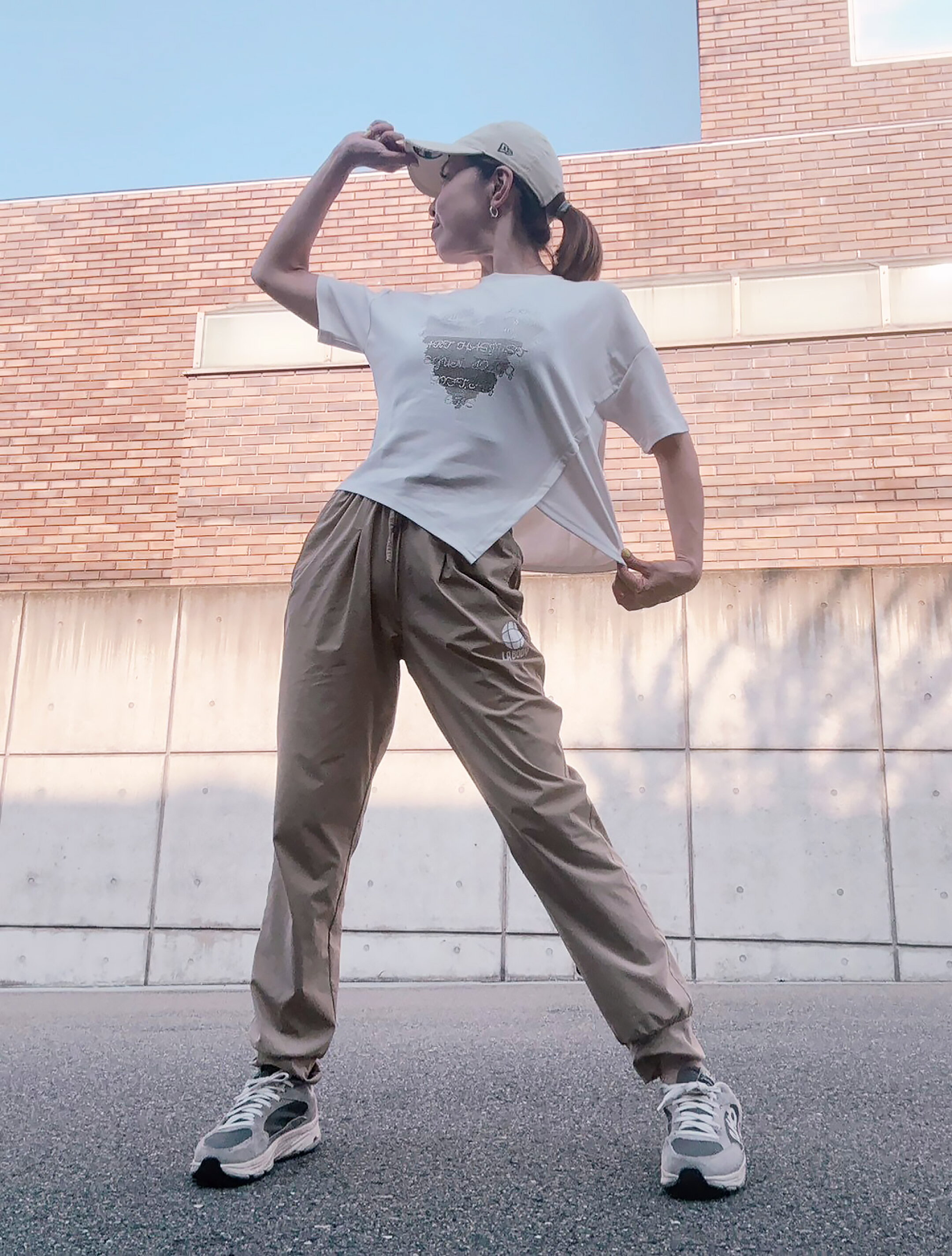 ビジューロゴTシャツコーデ