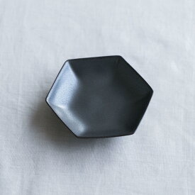 KIHARA/六角小皿 黒鉄砂