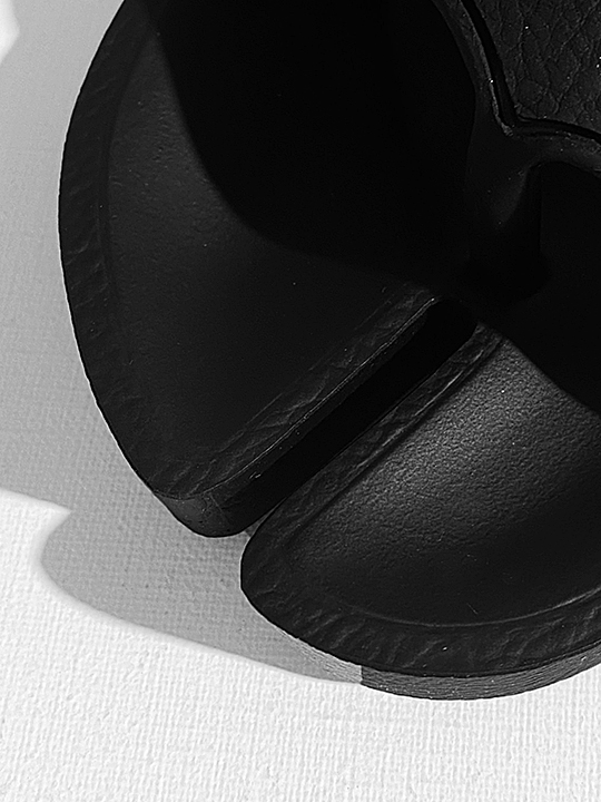 【定価42,900円(税込)】Maison Margiela メゾンマルジェラ　 メゾンを象徴するTabiシェイプ！アッパーにカレンダータグを施したラバー製のスライドサンダル シャワーサンダル タビシリーズ 足袋 ナンバーロゴ　 ブラック　S57WX0075　40 41 42 43 44 