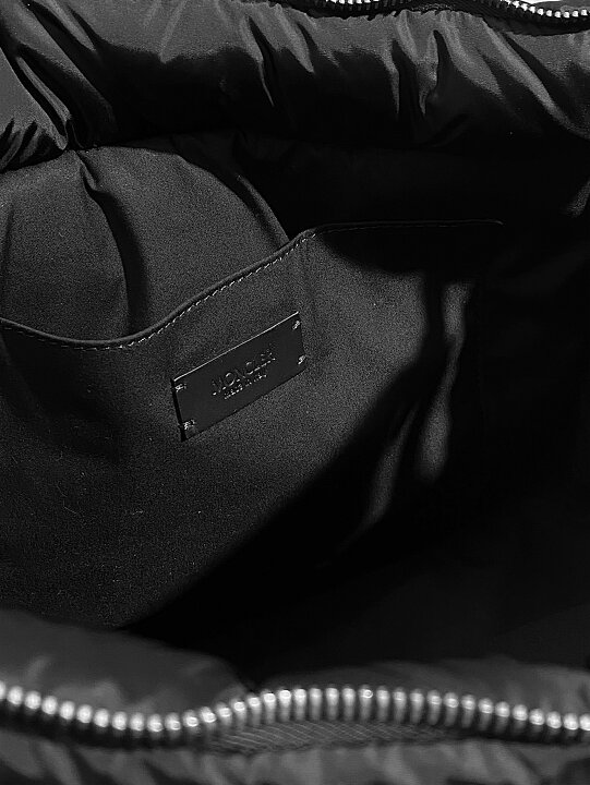 GUCCIメッセンジャーバック、モンクレール ダウン黒