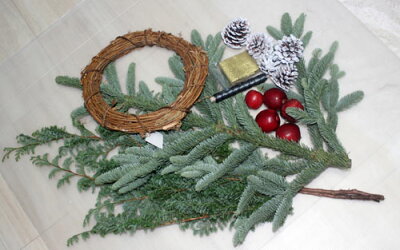 モミの木とヒムロスギのクリスマスリースキットラタンベース付き