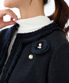 【SALE／30%OFF】組曲 エアリーカメリアラペルピン クミキョク アクセサリー・腕時計 ブローチ・コサージュ・バッジ ネイビー ホワイト【送料無料】