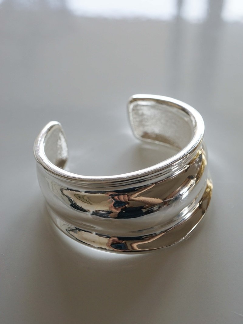 Nothing And Others Curve Point Bangle