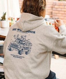 【SALE／20%OFF】FREAK'S STORE SHE WOLF DINER×FREAK'S STORE 別注 ビッグシルエット バックプリント POパーカー/フーディー/CAR 【限定展開】 25AW フリークスストア トップス パーカー・フーディー グレー ピンク【送料無料】