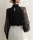 ドットの透け感で魅せる,大人フェミニンな袖フリル柄切り替え秋先取りシャツ