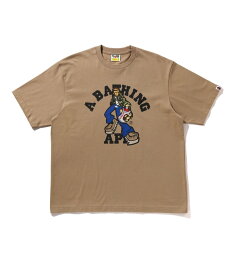 A BATHING APE GRAFFITI CHARACTER COLLEGE RELAXED FIT TEE ア ベイシング エイプ トップス カットソー・Tシャツ ベージュ ブラック グレー【送料無料】