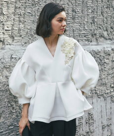 ANOTHER S 花刺繍モチーフ付きペプラムトップス&テーパードパンツセットアップ スマイルオーキッド スーツ・フォーマル セットアップスーツ ホワイト ブラック【送料無料】