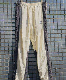 ADAM ET ROPE' HOMME 《別注》【UMBRO/アンブロ】TRACK PANTS アダムエロペ パンツ その他のパンツ ホワイト ネイビー【送料無料】