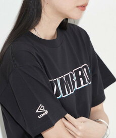 【SALE／5%OFF】UMBRO 別注 Color Logo Tee フリークスストア トップス カットソー・Tシャツ ホワイト ブラック【送料無料】