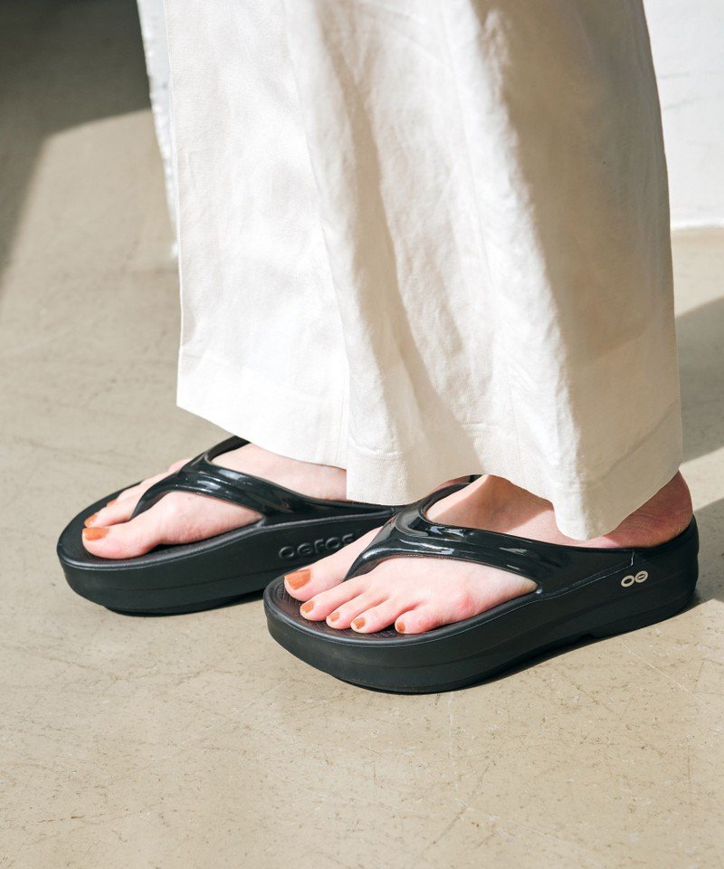 UNITED ARROWS green label relaxing <OOFOS> OOmega PLATFM サンダル ユナイテッドアローズ グリーンレーベルリラクシング シューズ・靴 サンダル ブラック ベージュ【送料無料】 - メイン画像 1
