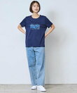 (W)ピマ・コットン・クルーネック・グラフィック・ティ 米国フィット・レギュラー