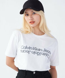 【SALE／50%OFF】Calvin Klein Jeans (M)【公式ショップ】 カルバンクライン グリッチロゴスリムTシャツ Calvin Klein Jeans J323250 カルバン・クライン トップス カットソー・Tシャツ ホワイト ブラック【送料無料】