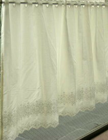 綿混生地に刺繍を施したシンプルなカフェカーテンです。カフェカーテン おしゃれ エンブスクエア　オフホワイト幅150cm×高さ75cm