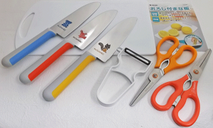 正広 子供包丁 皮ムキ キッチンハサミミニ まな板セット おろし付 包丁右利き、左利きをお選び下さい。ラッピング付き お子様とのお料理をお楽しみ下さい プレゼントに最適。キッチンば