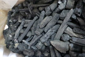 宮崎備長炭（日向）2級　樫　 Sサイズ 5kg（70003049）*写真は大きく見えますが商品の近くで撮っています。