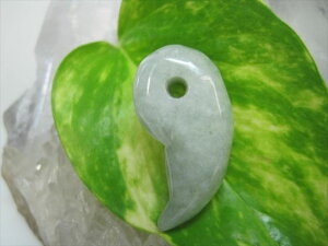 【勾玉】翡翠(ジェダイト)12g【鑑別書付き】