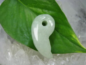 【勾玉】翡翠(ジェダイト)12g【鑑別書付き】