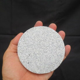 円形 板石 石板 平板 白みかげ石 直径約9.6cm 台座 花器 茶器 台石 コースター スレートプレート 飾り台 9.6x9.6x2.3cm 1枚 約450gクリックポスト便で全国送料無料！！