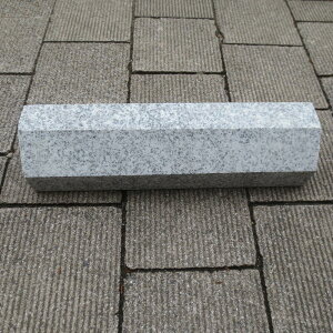 タイヤ止め 車止め“くるまどめ” 1本 幅約45cm スロープデザインカーストッパー 天然御影石 置くだけ簡単工事不要 タイヤ止めブロック 1本 みかげ ブロック