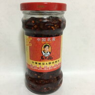 老干媽肉絲豆鼓油辣椒 ユラージャォ 辣油 豚肉入りラー油 ローカンマ 四川ラー油 中華食材中国の食べるラ…