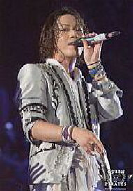 【中古】生写真(ジャニーズ)/アイドル/KAT-TUN KAT-TUN/亀梨和也/背景黒/膝上/衣装白/左手マイク/右手指輪/QUEEN OF PIRATES