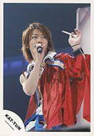 【中古】生写真(ジャニーズ)/アイドル/KAT-TUN KAT-TUN/亀梨和也/上半身/赤衣装/右手マイク/左手くじ