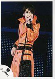 【中古】生写真(ジャニーズ)/アイドル/ジャニーズ ジャニーズ/生田斗真/ライブフォト・衣装オレンジ・左手マイク・体左向き・視線上/公式生写真
