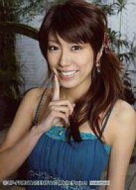 【中古】生写真(ハロプロ)/アイドル/カントリー娘。 カントリー娘。/里田まい/バストアップ・衣装青・右手ピース・後ろに観葉植物/トレカサイズ生写真