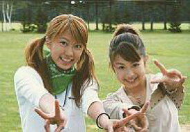 【中古】生写真(ハロプロ)/アイドル/カントリー娘。 カントリー娘。/里田まい・あさみ/横型・両手ピース・カメラ目線・背景野外/公式生写真