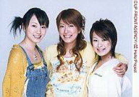【中古】生写真(ハロプロ)/アイドル/カントリー娘。 カントリー娘。/集合/3人・横型・上半身・衣装黄色白・背景グレー・センター里田/公式生写真
