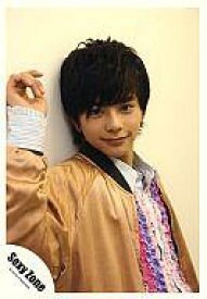 【中古】生写真(ジャニーズ)/アイドル/Sexy Zone Sexy Zone/佐藤勝利/上半身・ベージュ色ジャケット・壁に寄りかかり・カメラ目線/公式生写真