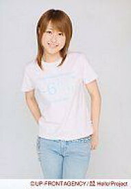 【中古】生写真(ハロプロ)/アイドル/ココナッツ娘。 ココナッツ娘。/アヤカ/膝上・衣装ピンク・Tシャツ・ジーパン・右手腰・-6%・背景グレー/公式生写真