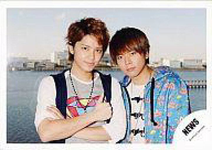 楽天市場 中古 生写真 ジャニーズ アイドル News テゴマス News テゴマス 手越祐也 増田貴久 横型 上半身 ベスト黒 グレーシャツ 腕組み 青色ジャケット 背景湖 公式生写真 ネットショップ駿河屋 楽天市場店