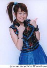 【中古】生写真(ハロプロ)/アイドル/ココナッツ娘。 ココナッツ娘。/アヤカ/膝上・衣装青・黒・赤のチェック柄・両手グー・親指立て・背景白/公式生写真