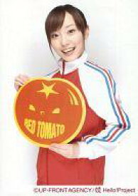 【中古】生写真(ハロプロ)/アイドル/カントリー娘。 カントリー娘。/みうな/上半身・両手でトマトのボード持ち・ジャージ赤白・「RED TOMATO」・背景白/公式生写真