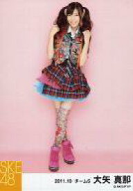 【中古】生写真(AKB48・SKE48)/アイドル/SKE48 大矢真那/全身・衣装黒・赤・チェック柄・両手グー・足交差・背景ピンク/2011.10/公式生写真
