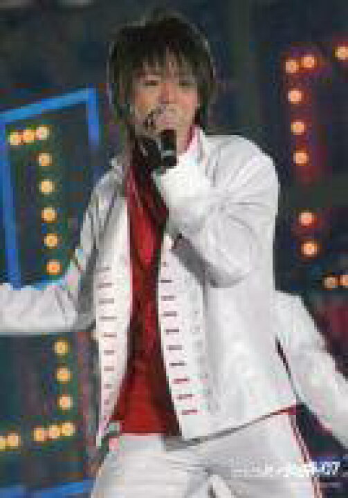 楽天市場 中古 生写真 ジャニーズ アイドル Hey Say Jump Hey Say Jump 有岡大貴 ライブフォト 膝上 衣装白 赤 左手マイク ジャニーズjr の大冒険 07 ネットショップ駿河屋 楽天市場店