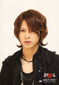 楽天市場 中古 生写真 ジャニーズ アイドル Kat Tun Kat Tun 上田竜也 バストアップ 衣装黒 ネックレス 背景白 ハートのロゴ 公式生写真 ネットショップ駿河屋 楽天市場店