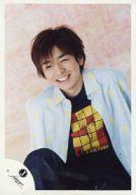 【中古】生写真(ジャニーズ)/アイドル/ジャニーズ ジャニーズ/生田斗真/上半身・衣装水色黒・笑顔・背景ピンク/公式生写真
