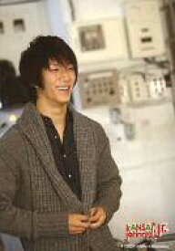 【中古】生写真(ジャニーズ)/アイドル/関西ジャニーズJr. 関西ジャニーズJr./濱田崇裕/上半身・衣装グレー黒・笑顔・両手前・背景建物・ロゴ「KANSAI Johnnys’Jr」/公式生写真
