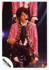 【中古】生写真(ジャニーズ)/アイドル/Sexy Zone Sexy Zone/佐藤勝利/ライブフォト・全身・衣装ピンク・黒・しゃがみ・イヤホンマイク・目線右/公式生写真