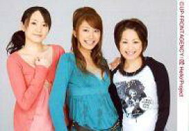 【中古】生写真(ハロプロ)/アイドル/カントリー娘。 カントリー娘。/みうな・里田まい・あさみ/横型・上半身・みうな右手胸・里田左手あさみの肩・背景グレー/公式生写真